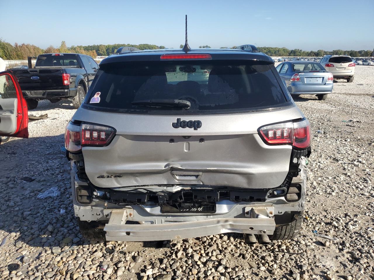 3C4NJDBB6JT483667 2018 Jeep Compass Latitude