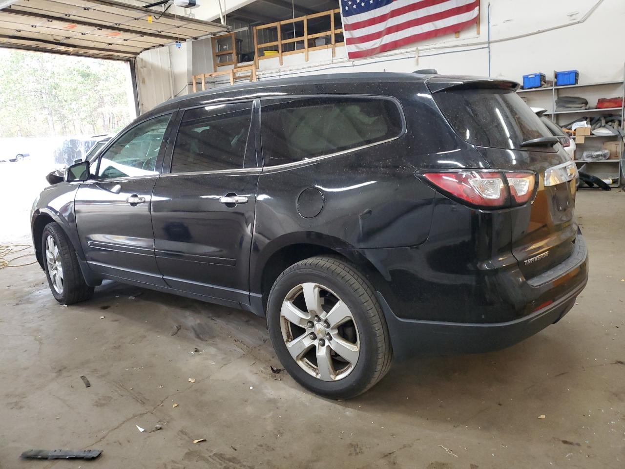 VIN 1GNKRGKD0HJ333237 2017 CHEVROLET TRAVERSE no.2