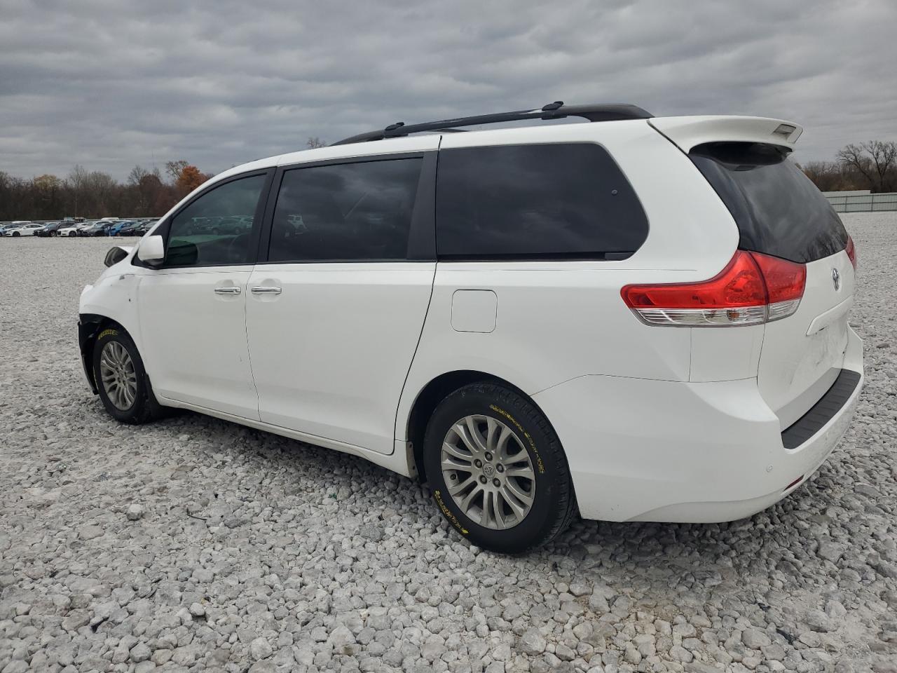 2012 Toyota Sienna - Image 2