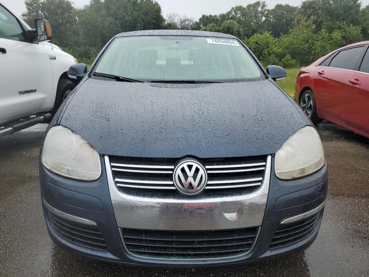 2010 Volkswagen Jetta - Image 5