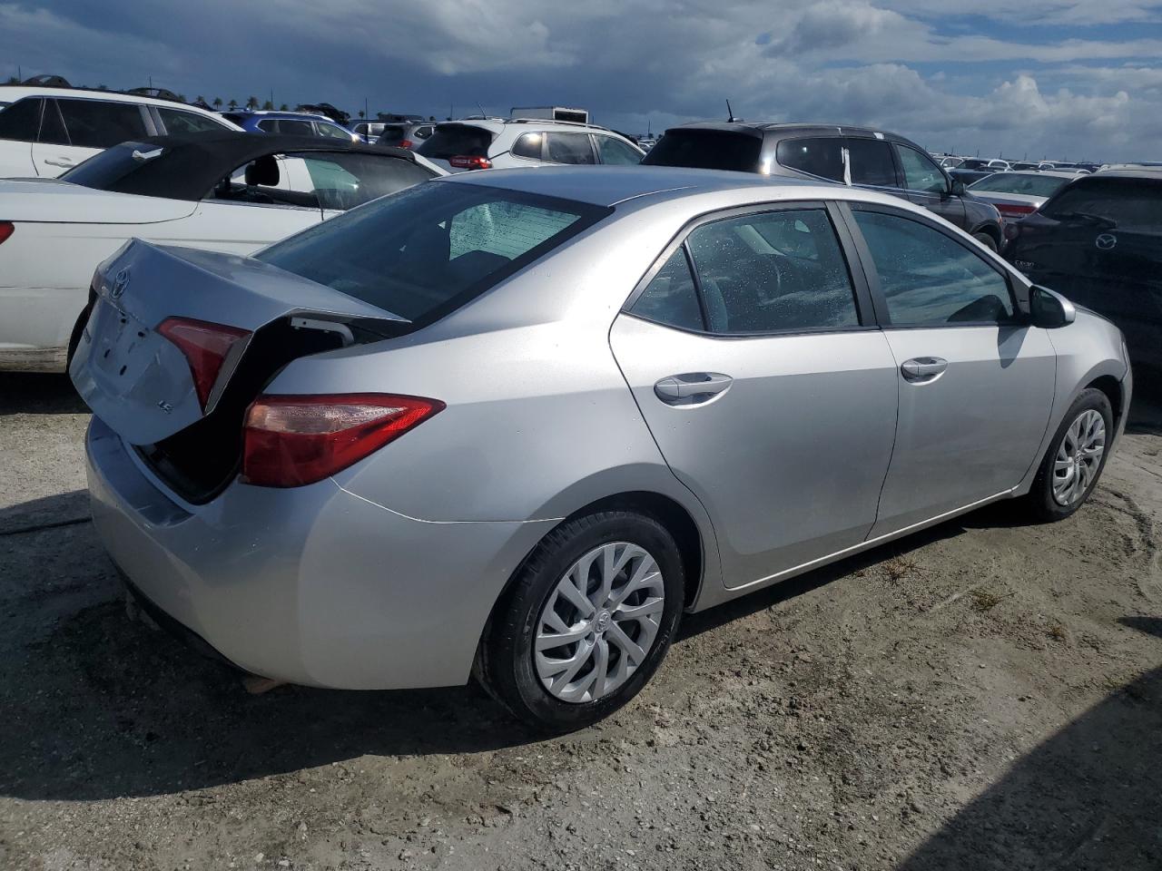 VIN 2T1BURHE2JC004818 2018 TOYOTA COROLLA no.3