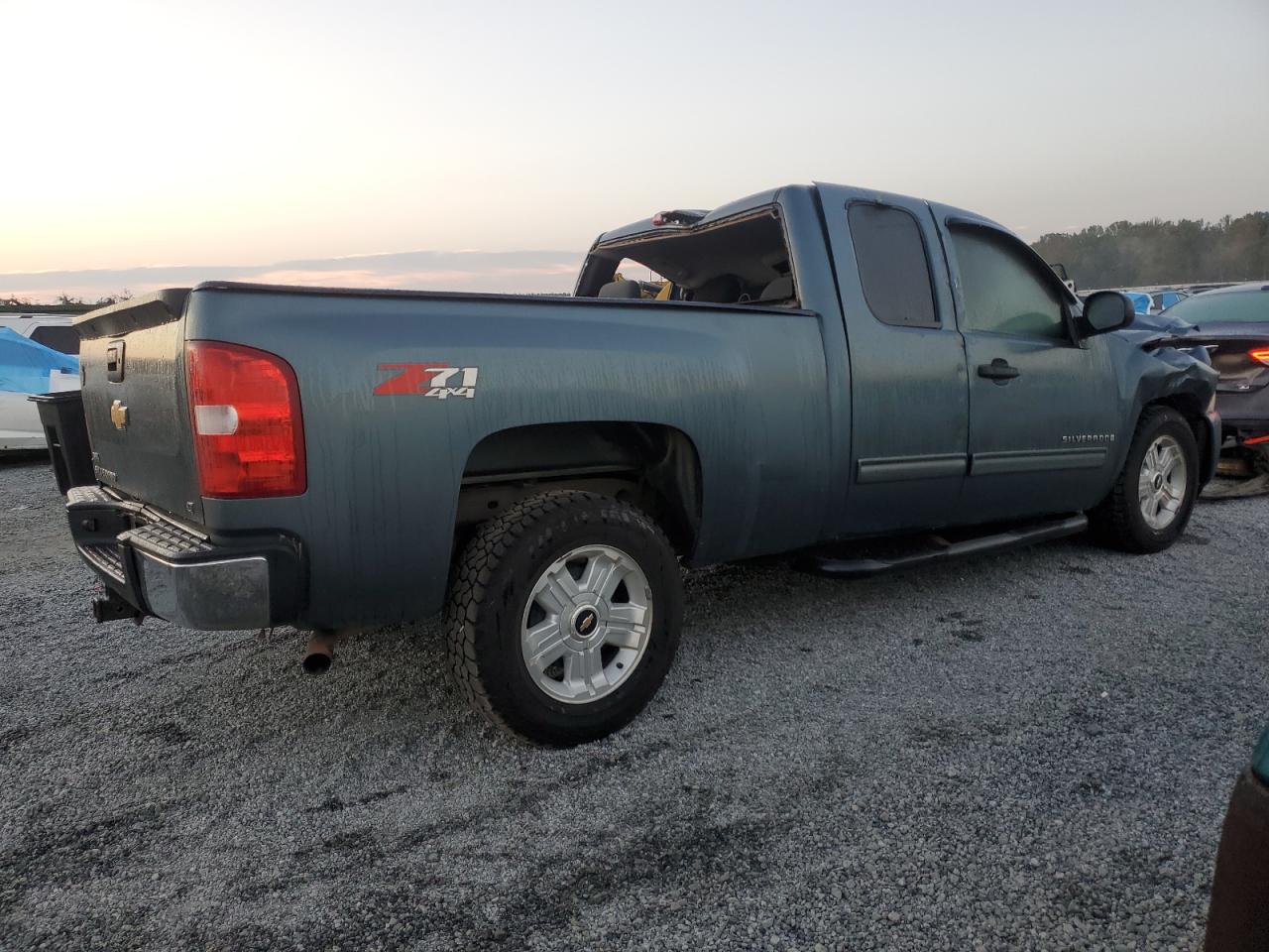 2009 Chevrolet Silverado - Image 3