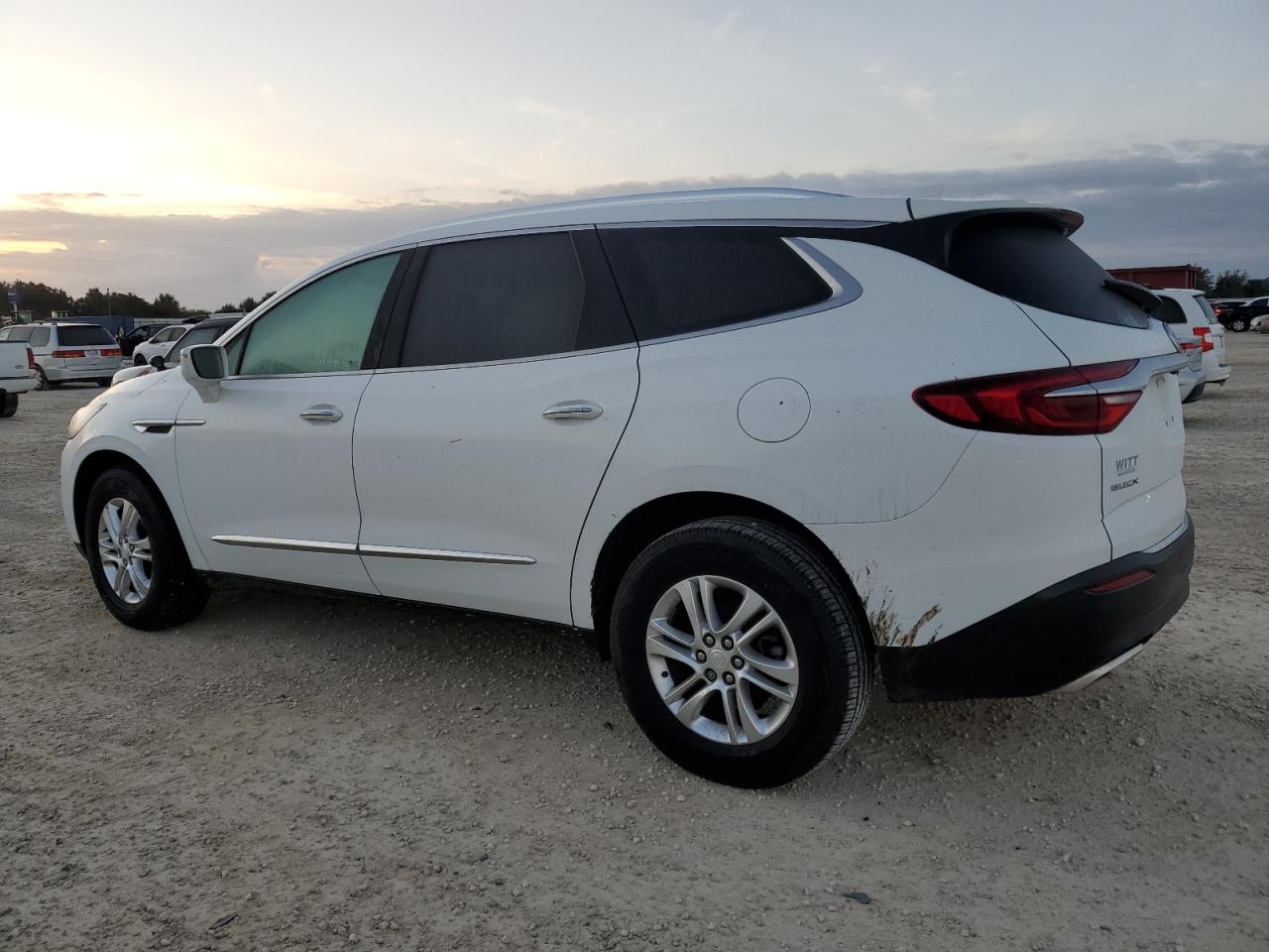 5GAERBKW5JJ122102 2018 BUICK ENCLAVE - Image 2