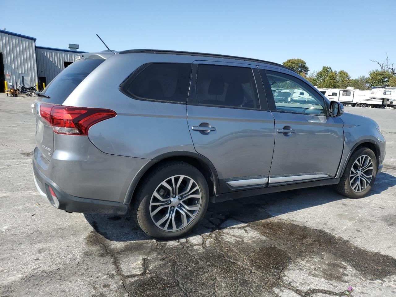2016 Mitsubishi Outlander - Image 3