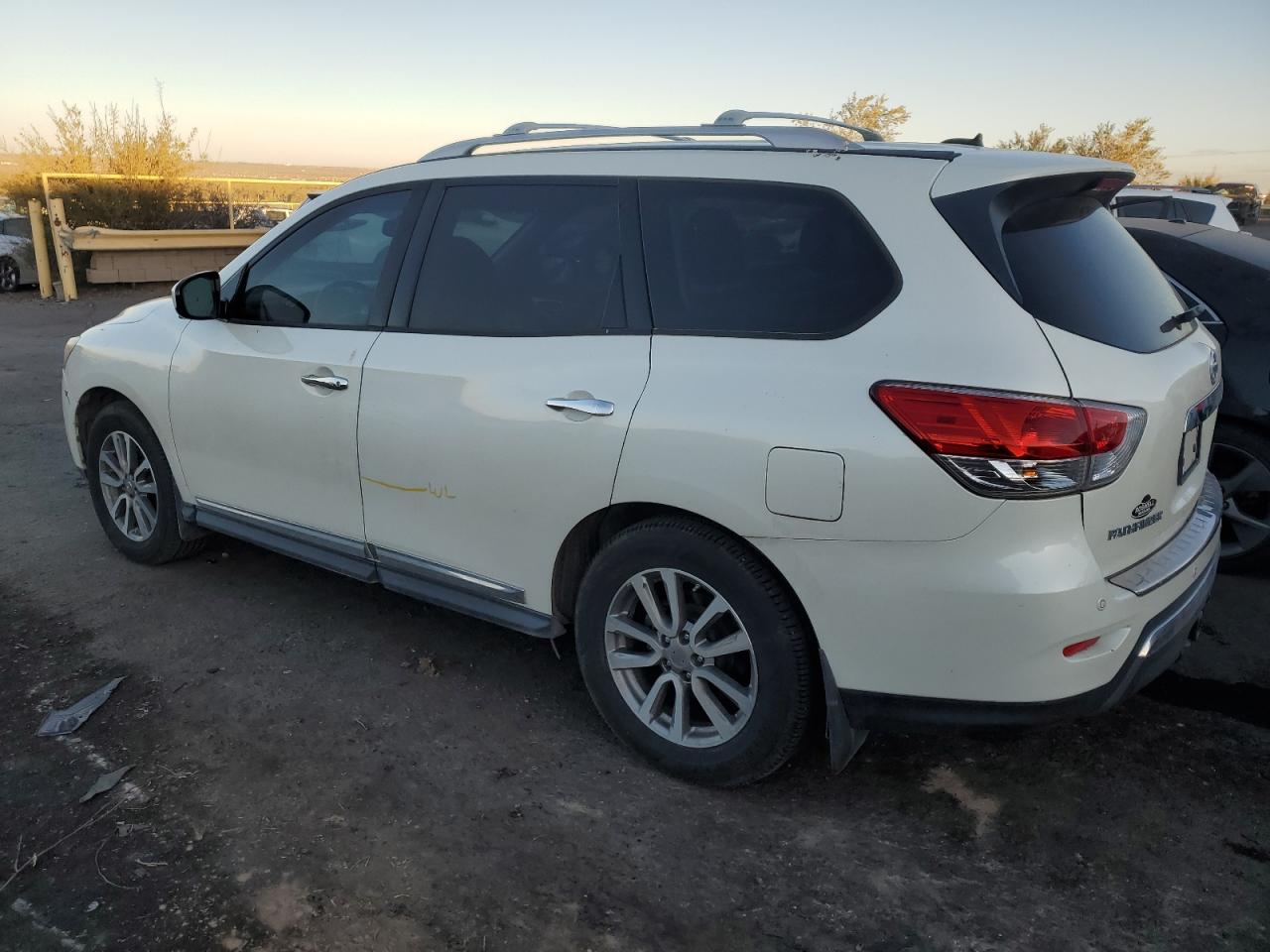2015 Nissan Pathfinder - Image 2