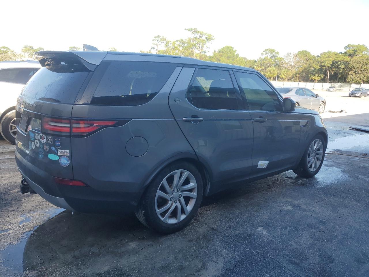 2017 Land Rover Discovery - Image 3