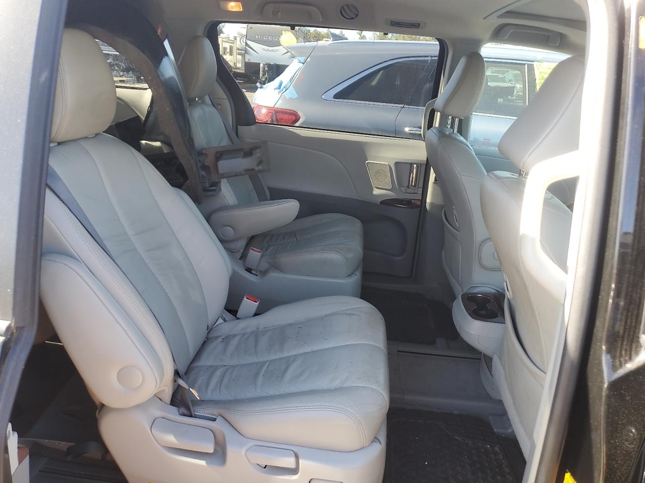 2011 Toyota Sienna - Image 10