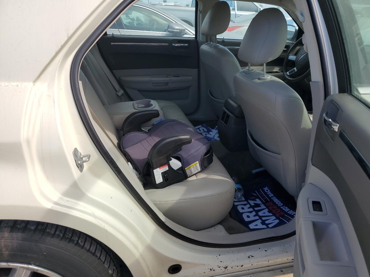2010 Chrysler 300 - Image 10