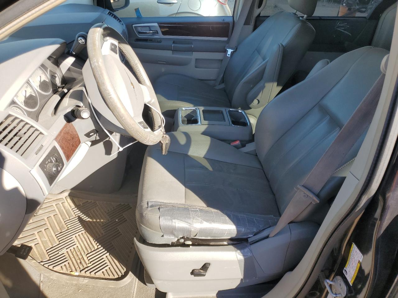 2010 Chrysler Town & Country - Image 7