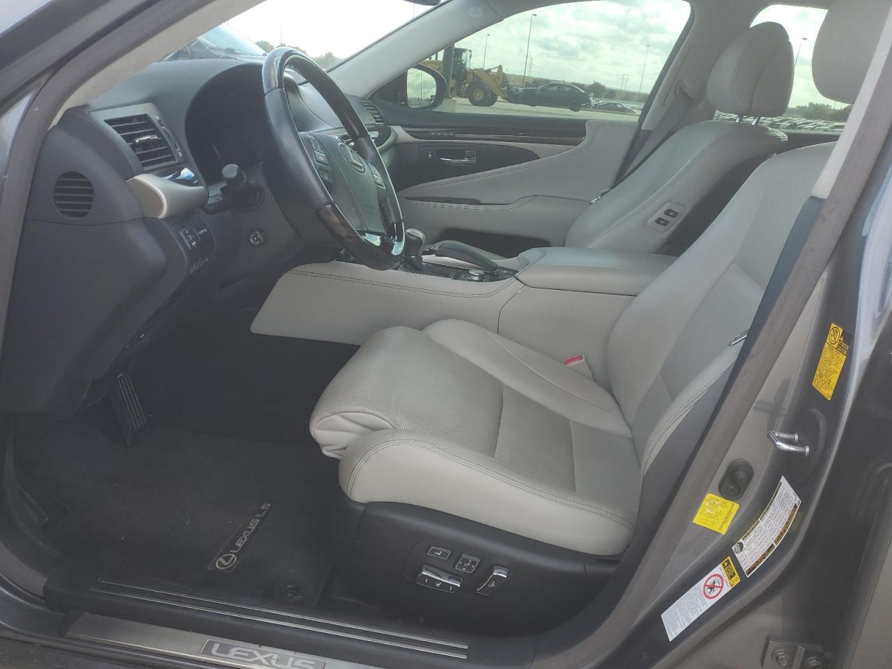 2014 Lexus LS - Image 7