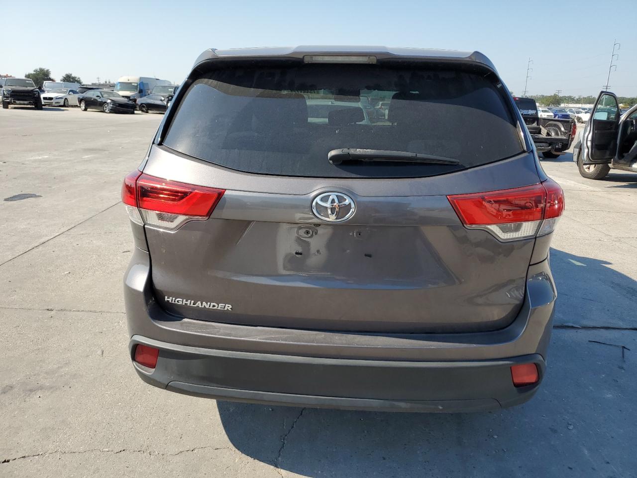 5TDZARFH8JS040377 2018 Toyota Highlander Le