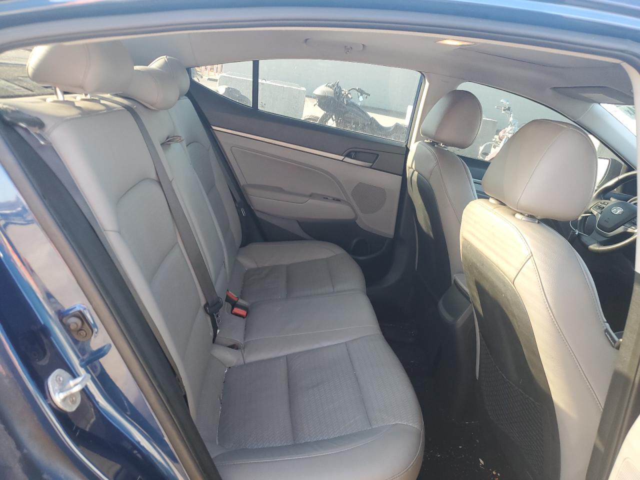 2017 Hyundai Elantra - Image 10
