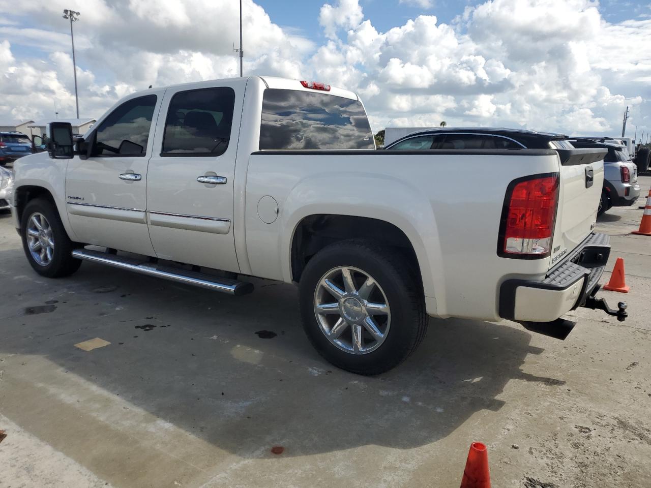 2011 GMC Sierra - Image 2