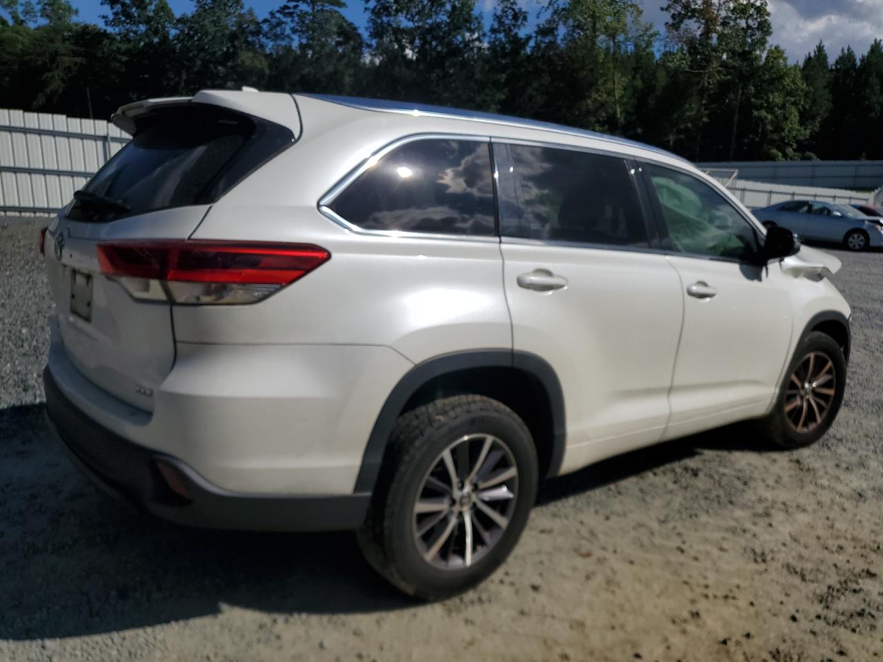 5TDKZRFH1JS538754 2018 Toyota Highlander Se