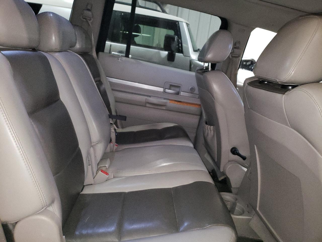 2008 Chrysler Aspen - Image 11