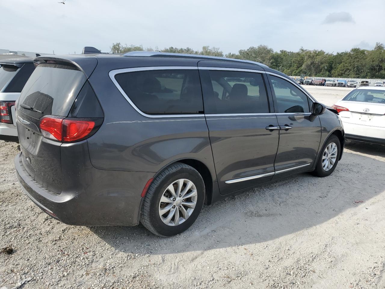2018 Chrysler Pacifica - Image 3