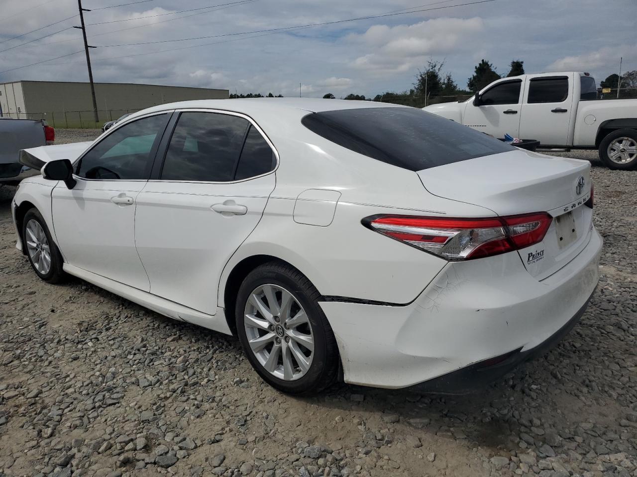 4T1B11HK3JU628285 2018 TOYOTA CAMRY - Image 2