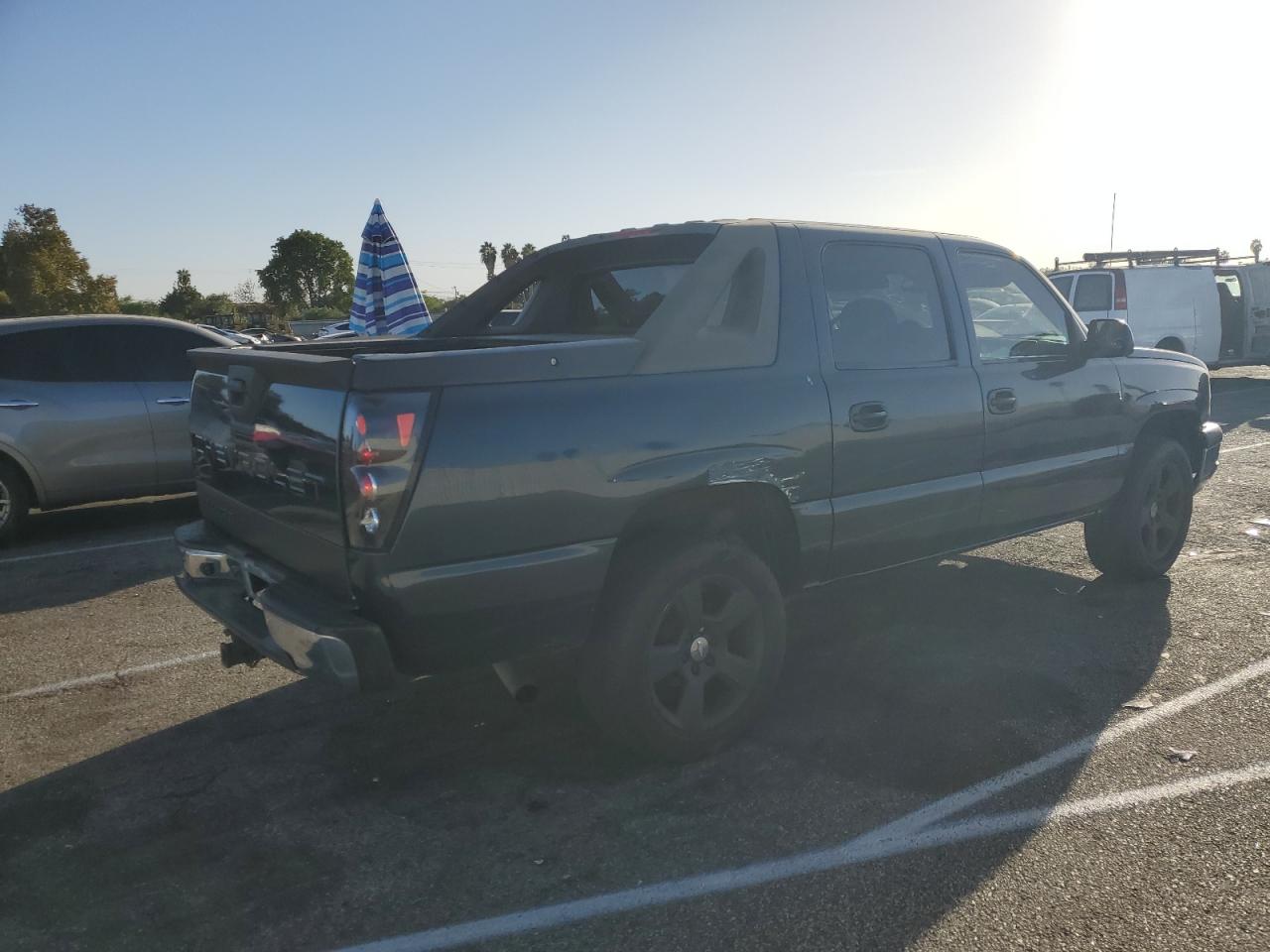 2004 Chevrolet Avalanche - Image 3