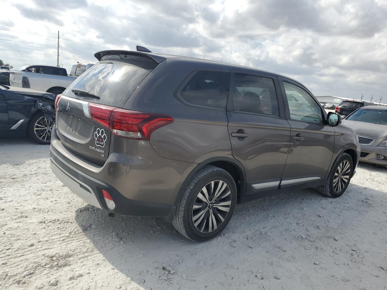 2019 Mitsubishi Outlander - Image 3