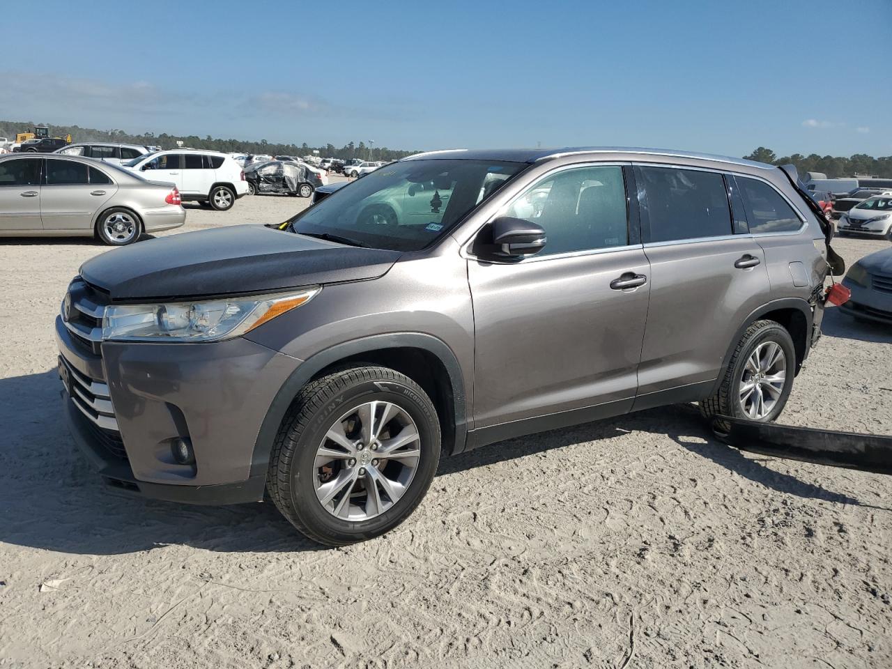 2019 Toyota Highlander - Image 1