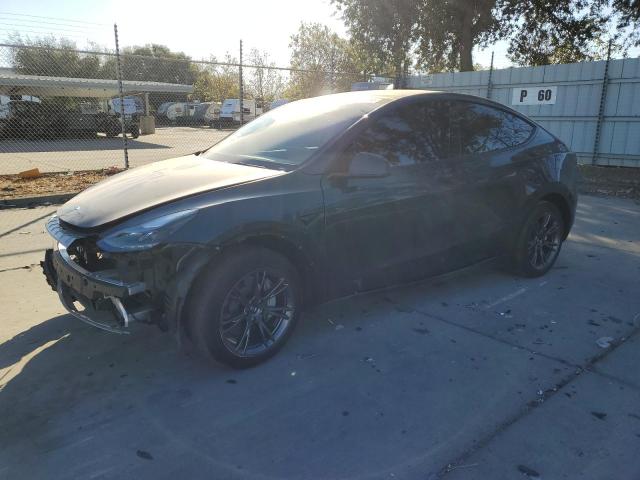 TESLA MODEL Y 2024 Srebrny