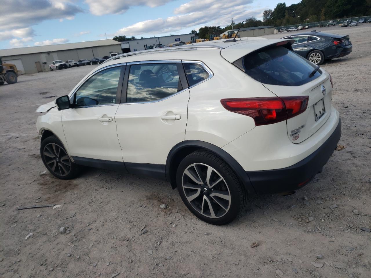 2017 Nissan Rogue - Image 2