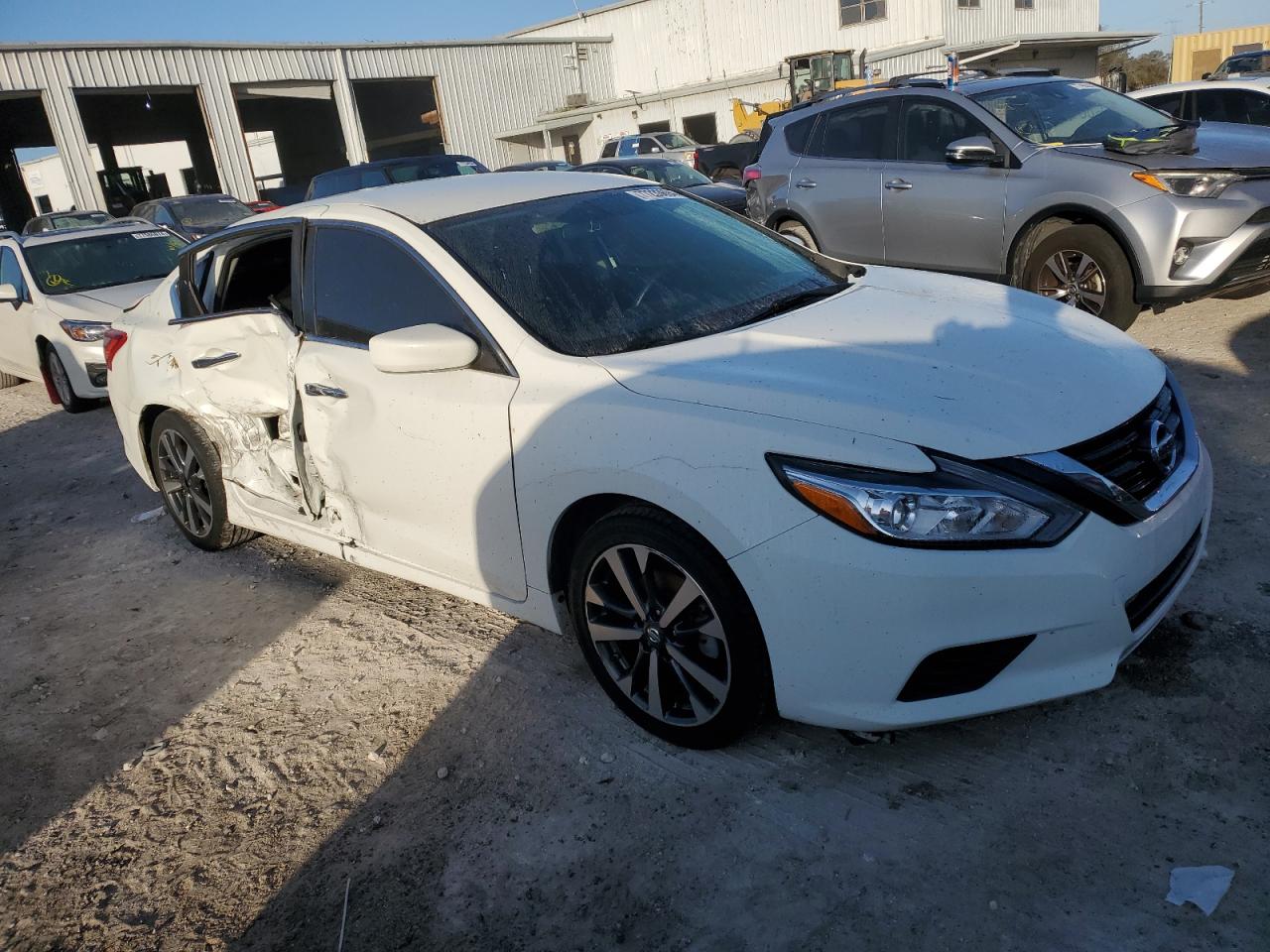 2017 Nissan Altima - Image 4
