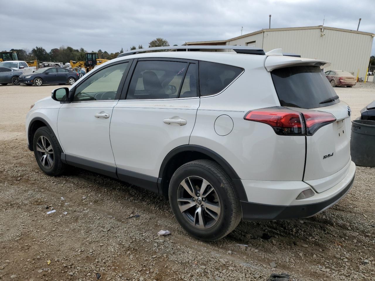 VIN JTMWFREV7JD122317 2018 TOYOTA RAV4 no.2