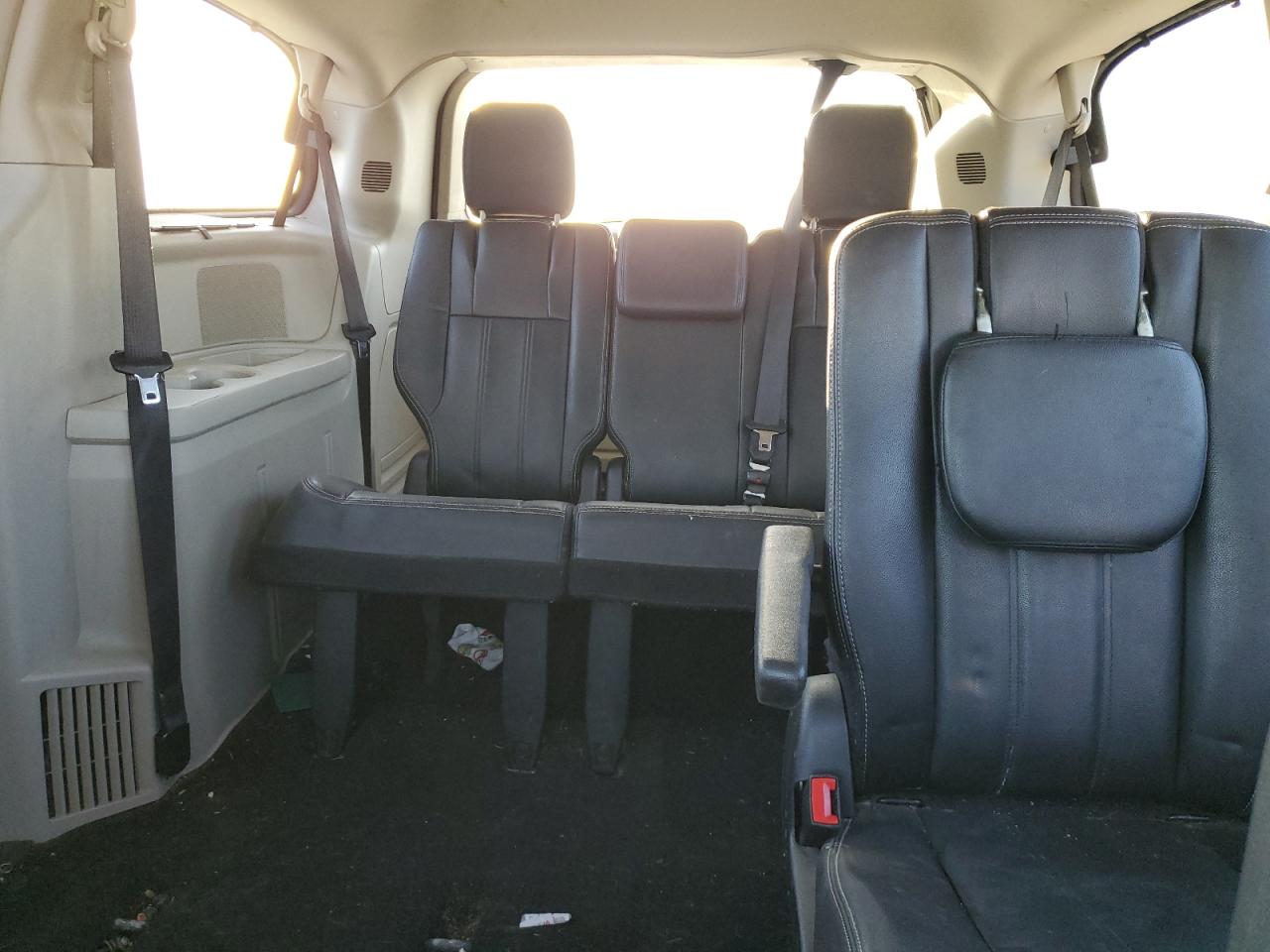2016 Chrysler Town & Country - Image 10