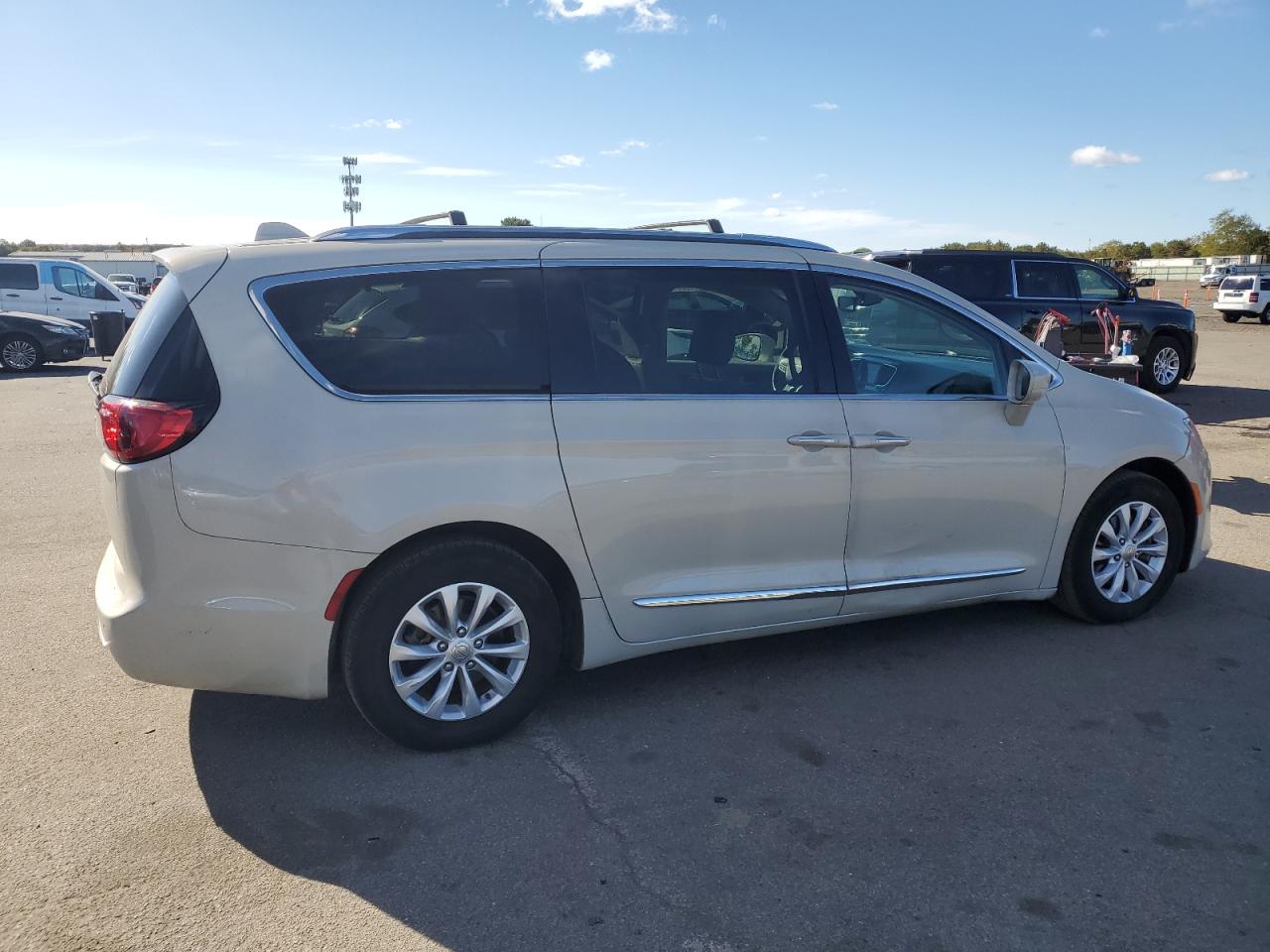 2019 Chrysler Pacifica - Image 3