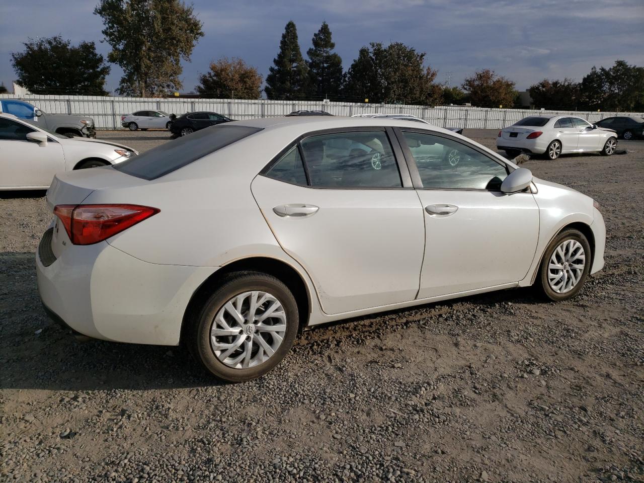 VIN 5YFBURHE3JP781265 2018 TOYOTA COROLLA no.3