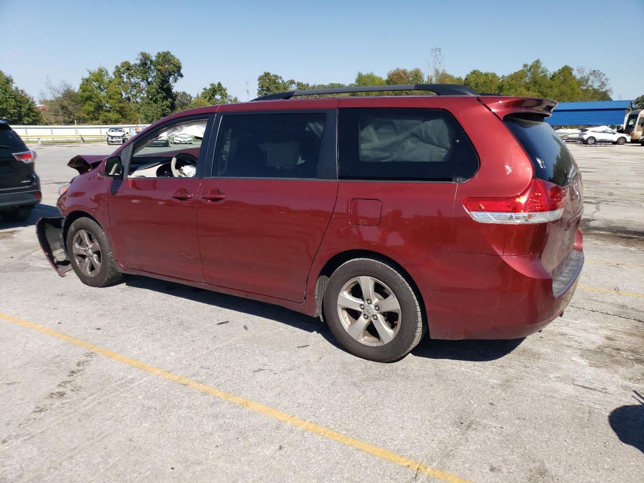 2014 Toyota Sienna - Image 2