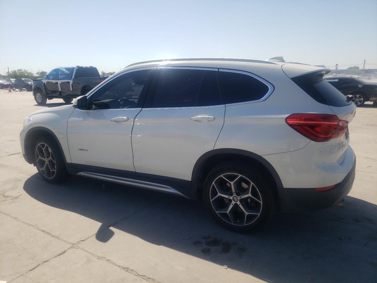 VIN WBXHT3Z38J4A66093 2018 BMW X1 no.2