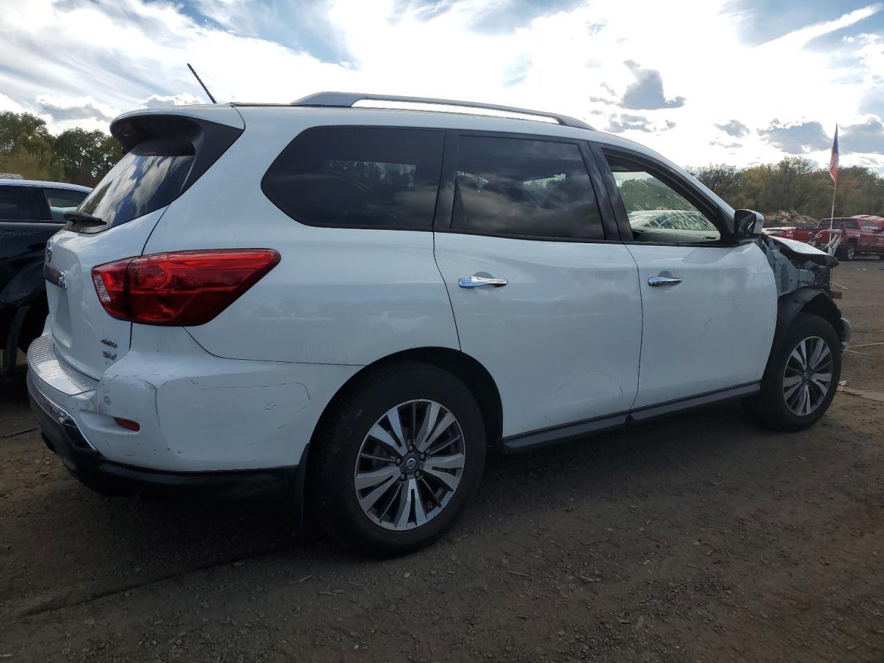 2017 Nissan Pathfinder - Image 3