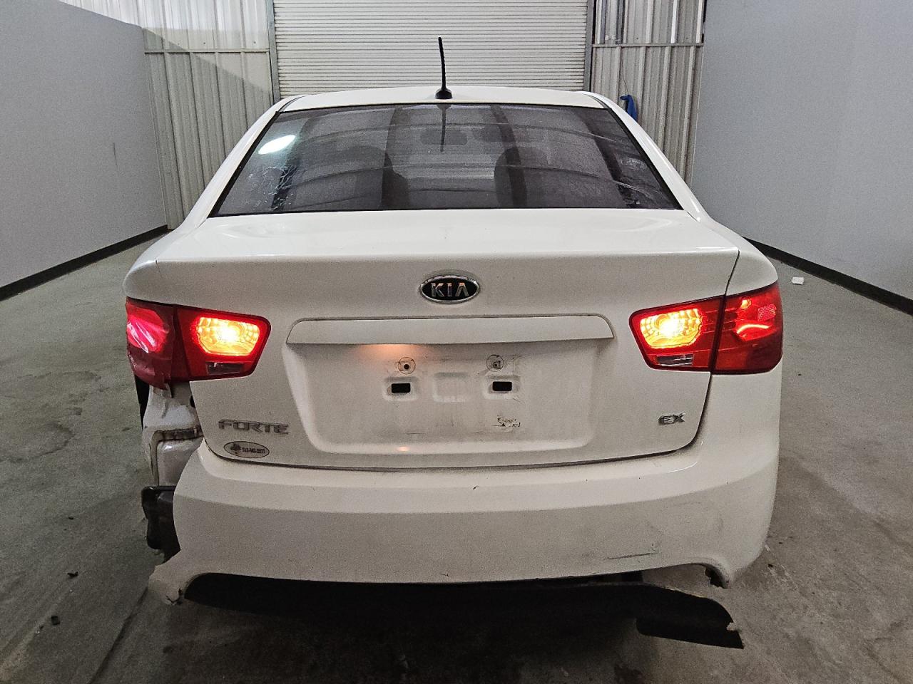 VIN KNAFU4A22D5728009 2013 KIA FORTE no.6