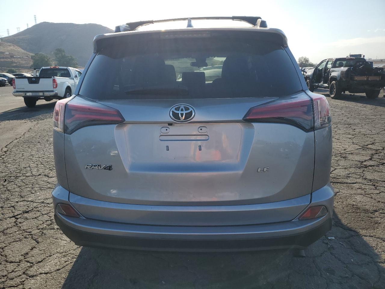 JTMZFREV2JJ208925 2018 Toyota Rav4 Le