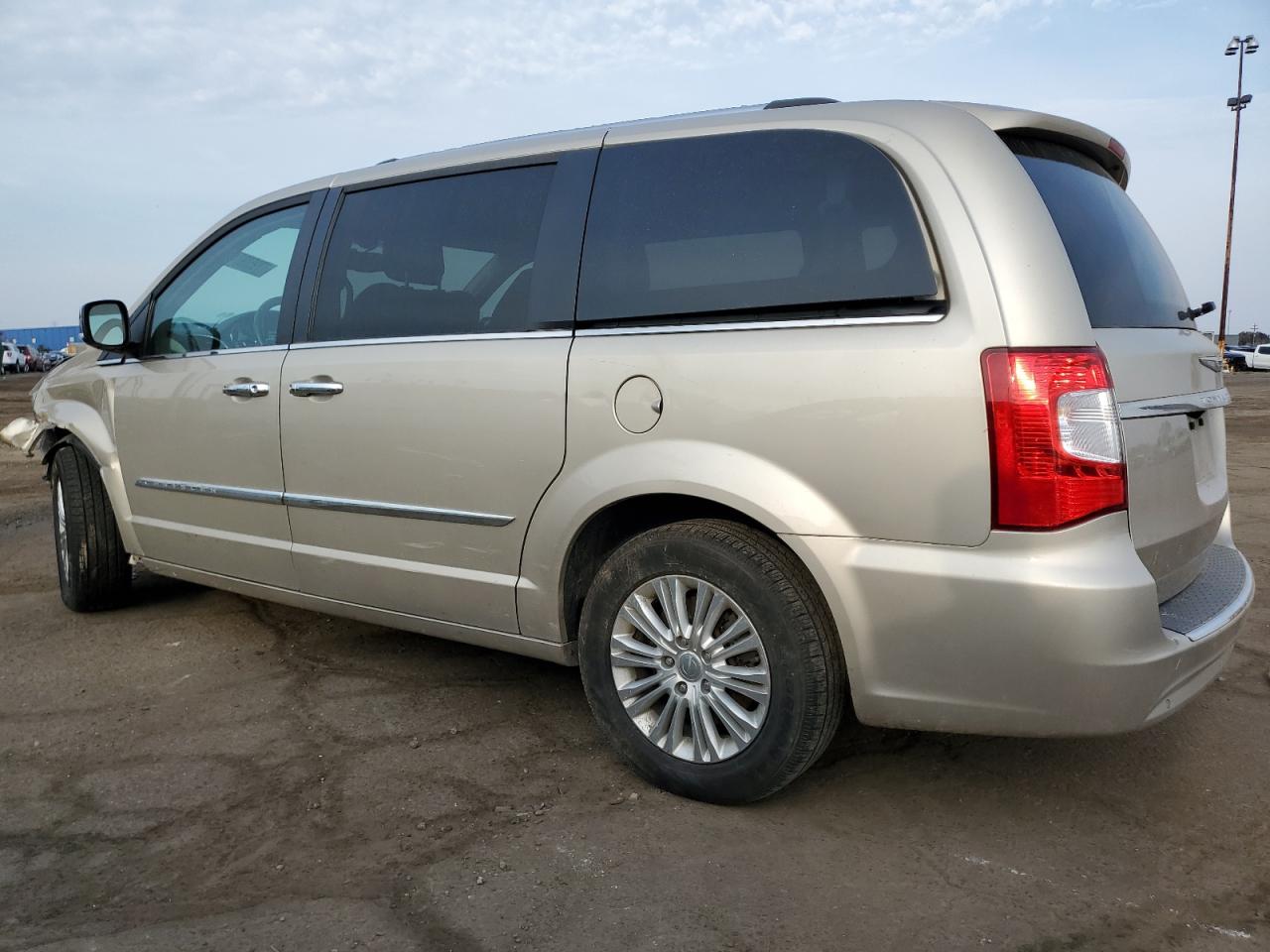 2016 Chrysler Town & Country - Image 2