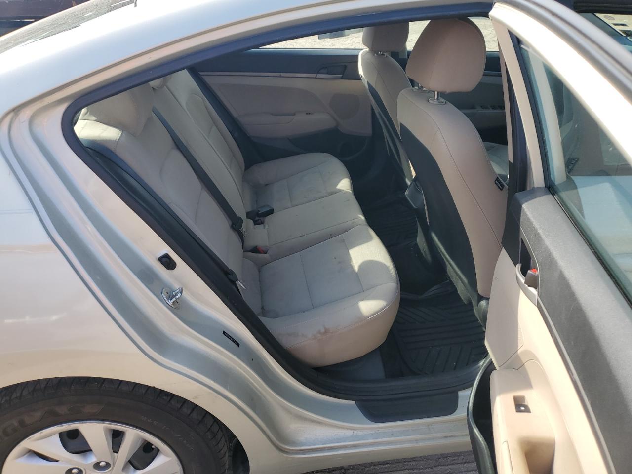 2017 Hyundai Elantra - Image 10