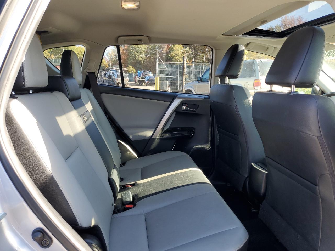 2017 Toyota RAV 4 - Image 11