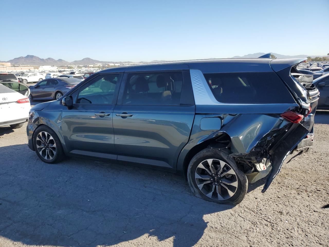 2022 Kia Carnival - Image 2