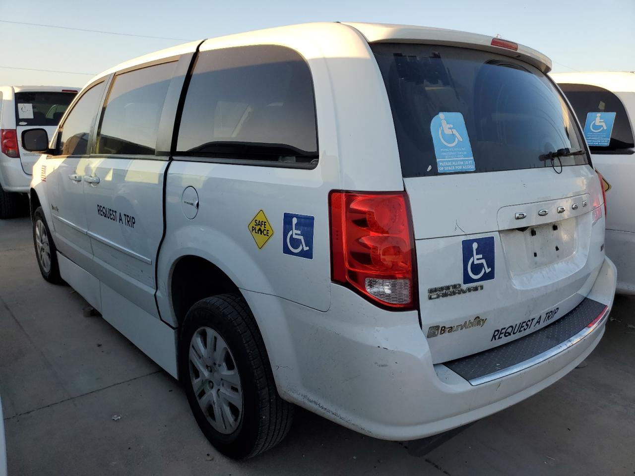 2017 Dodge Caravan - Image 2