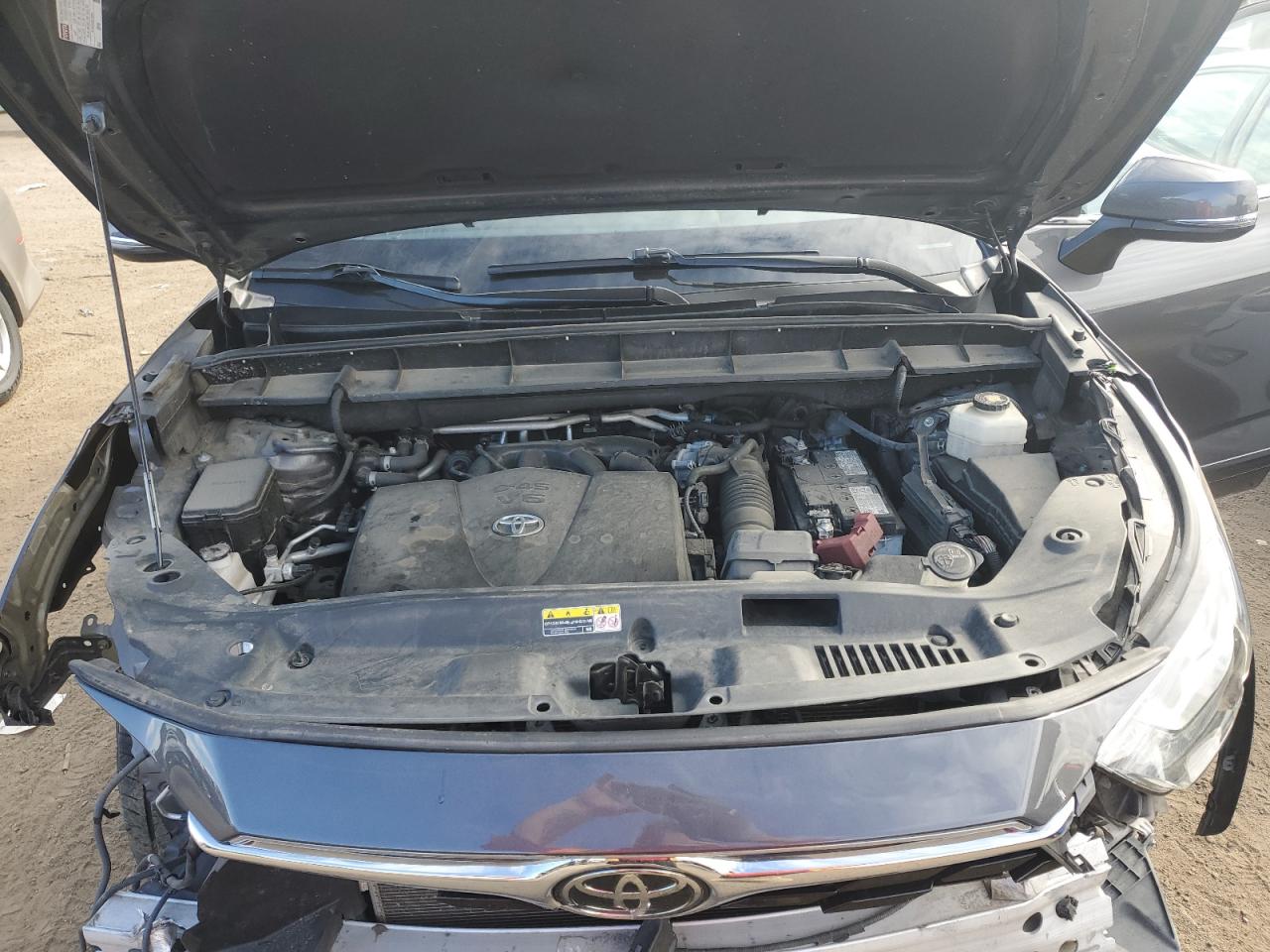 2022 Toyota Highlander - Image 12