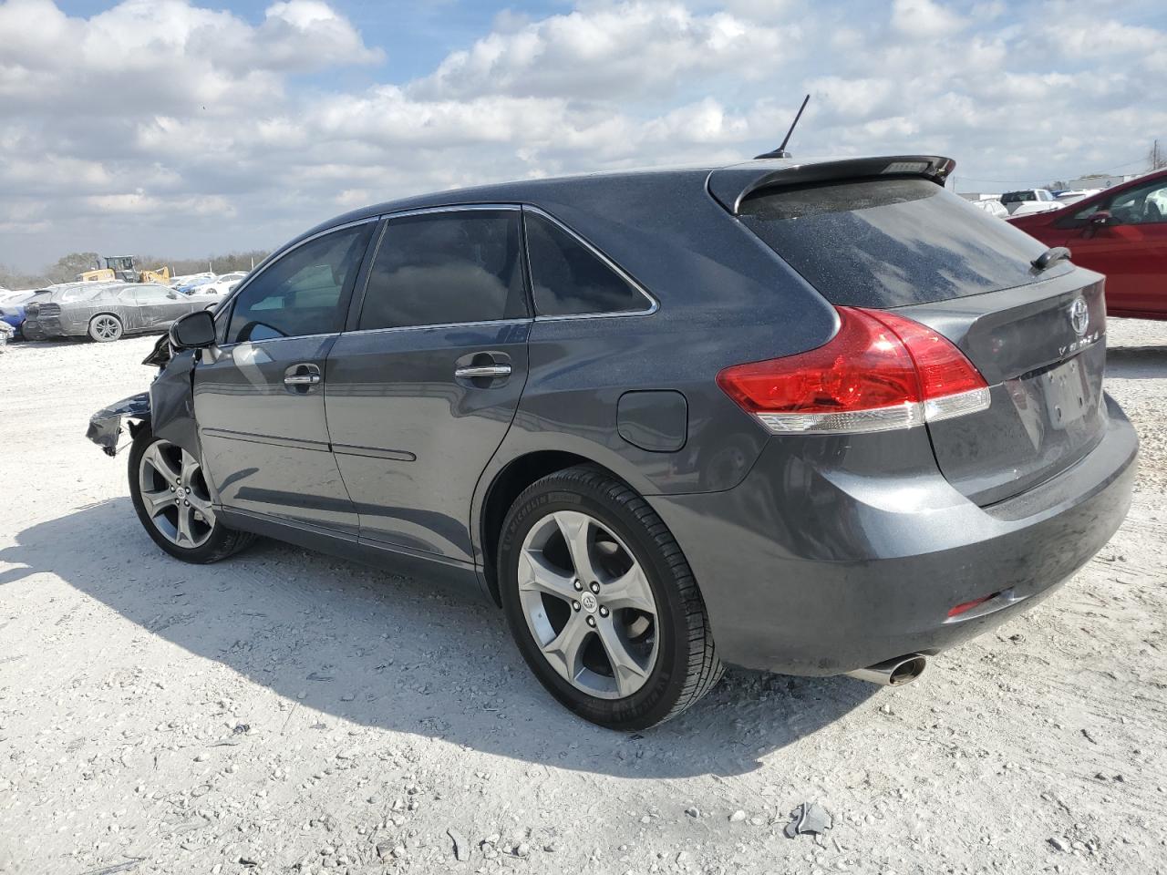 2011 Toyota Venza - Image 2