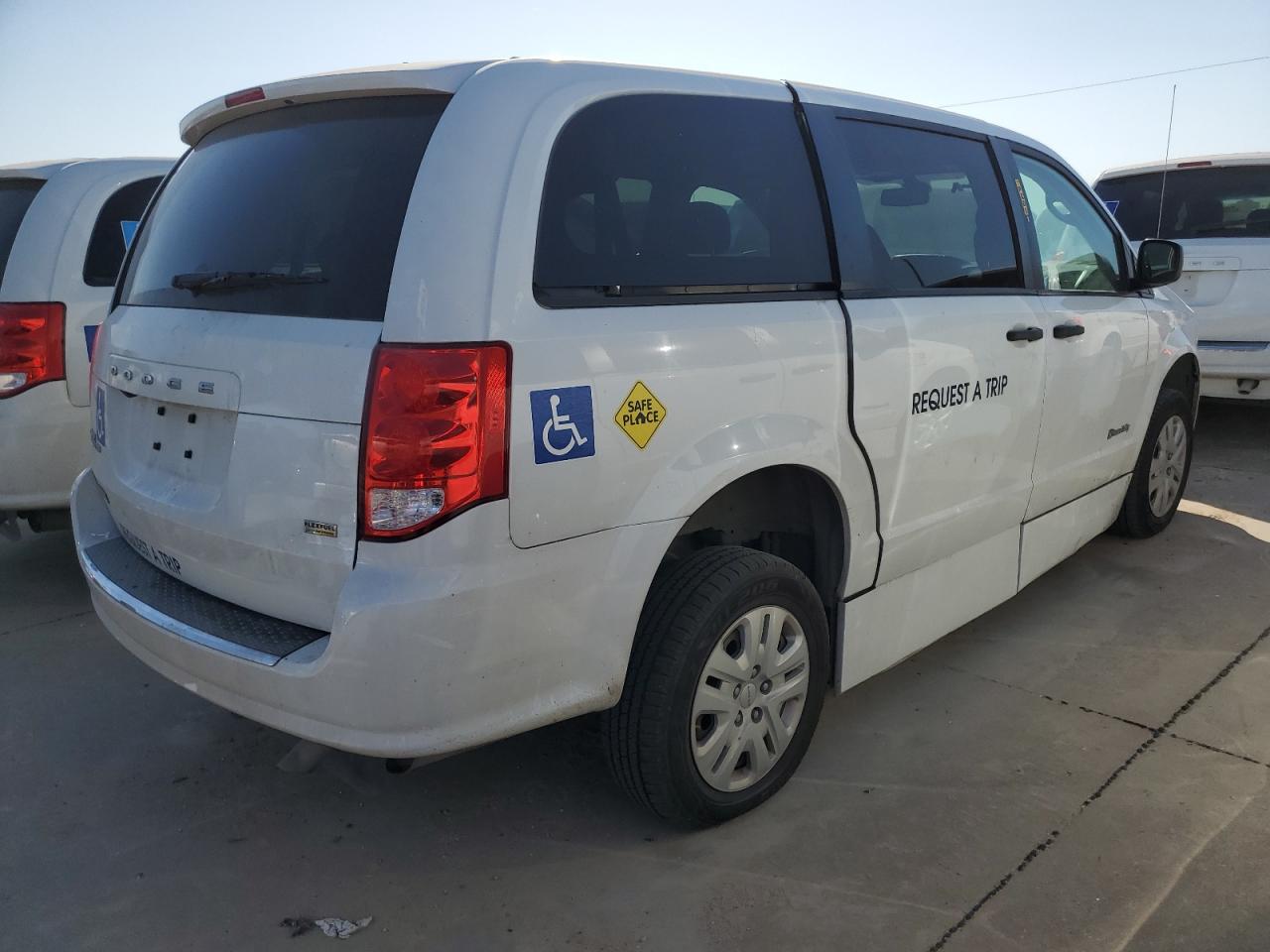 2019 Dodge Caravan - Image 3