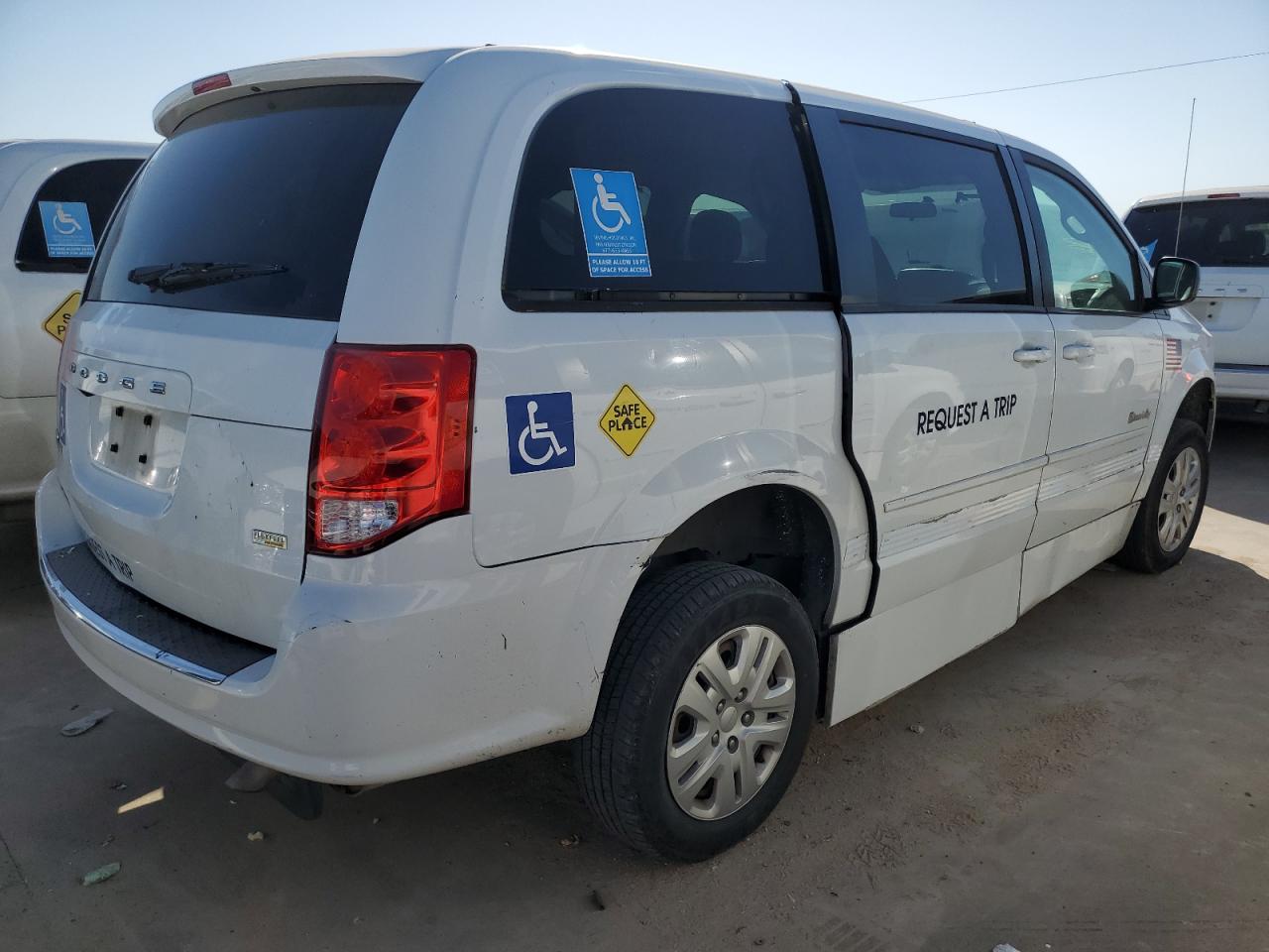 2017 Dodge Caravan - Image 3