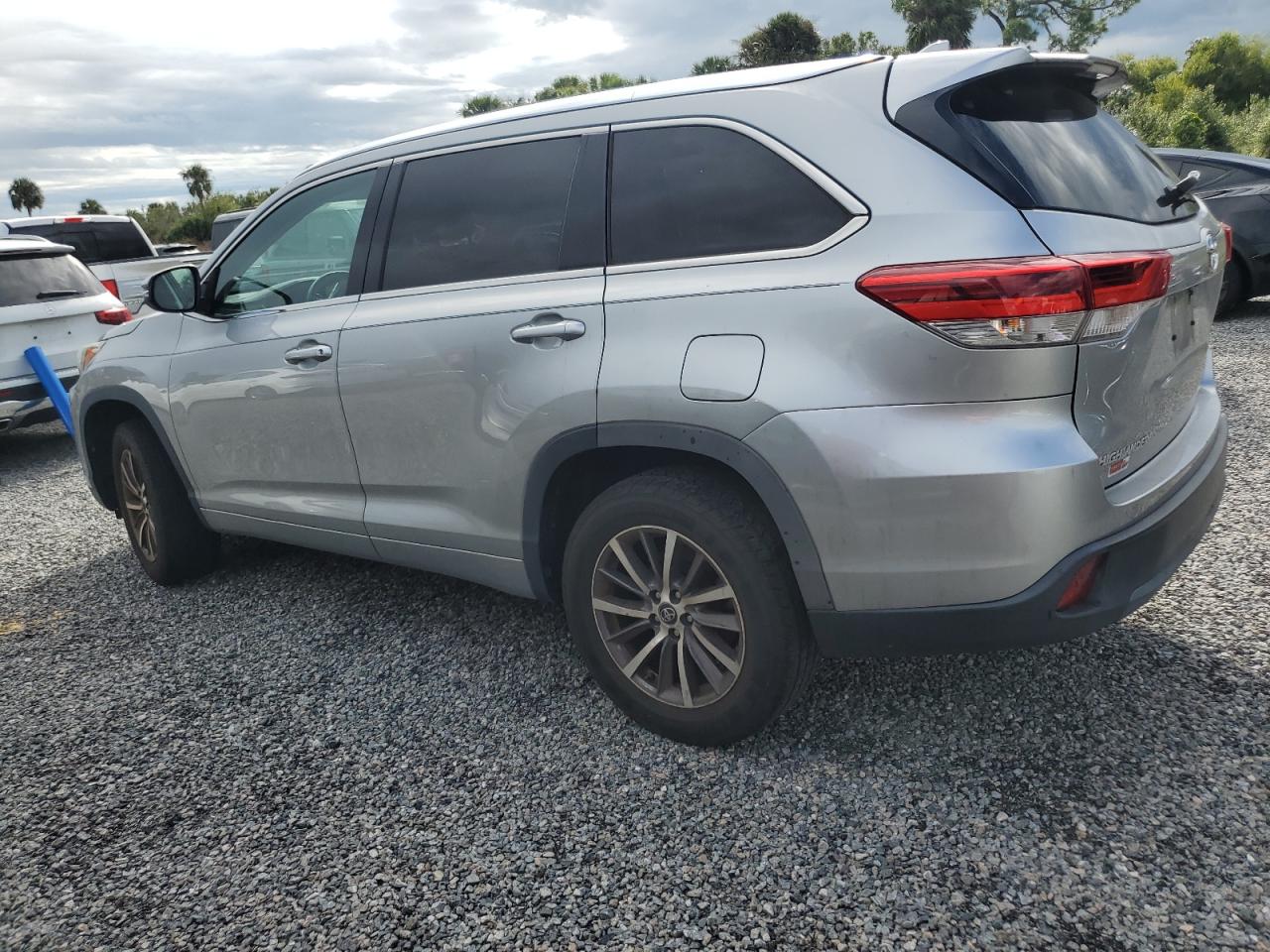 5TDKZRFH7HS513982 2017 TOYOTA HIGHLANDER - Image 2