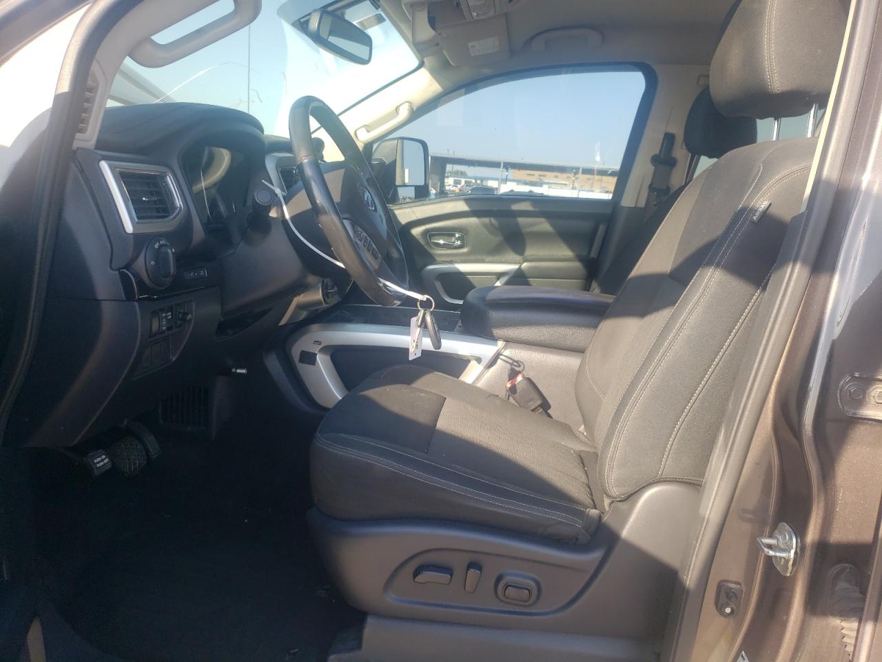 1N6AA1E58KN528979 2019 Nissan Titan Sv