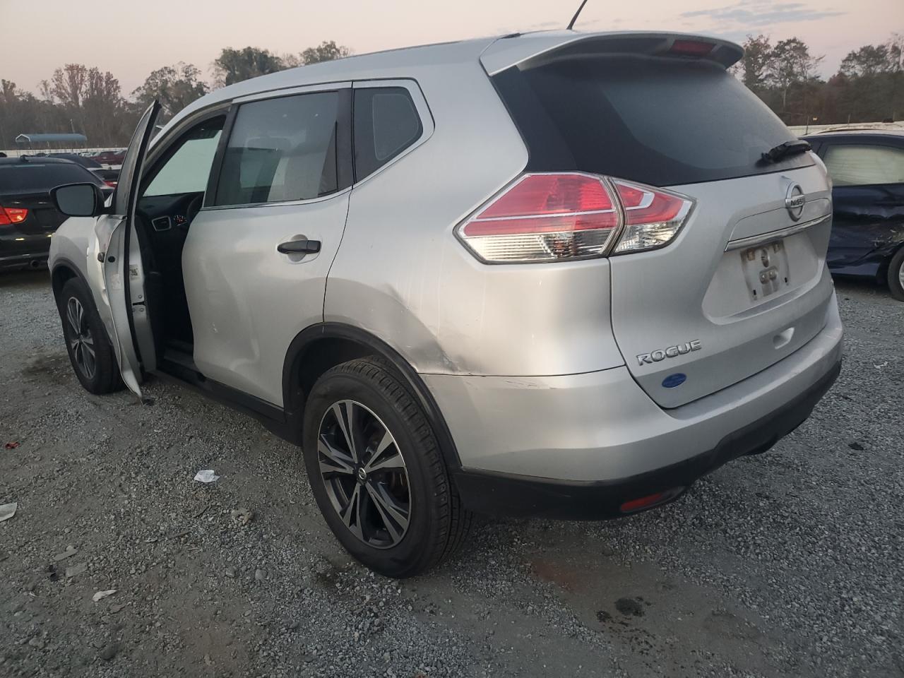 2016 Nissan Rogue - Image 2