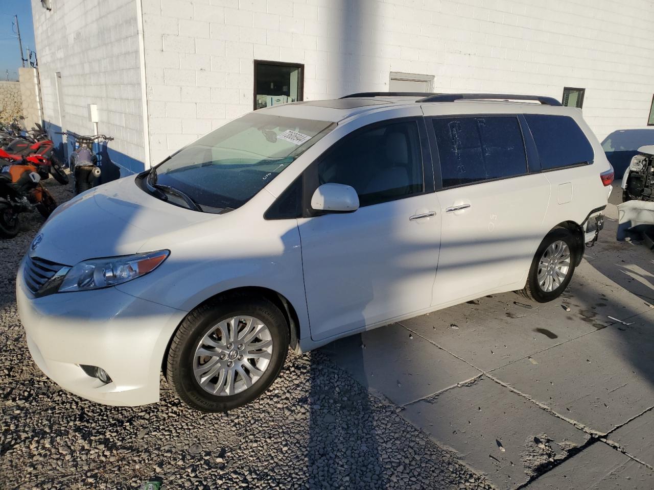 5TDYK3DC8FS689374 2015 TOYOTA SIENNA - Image 1