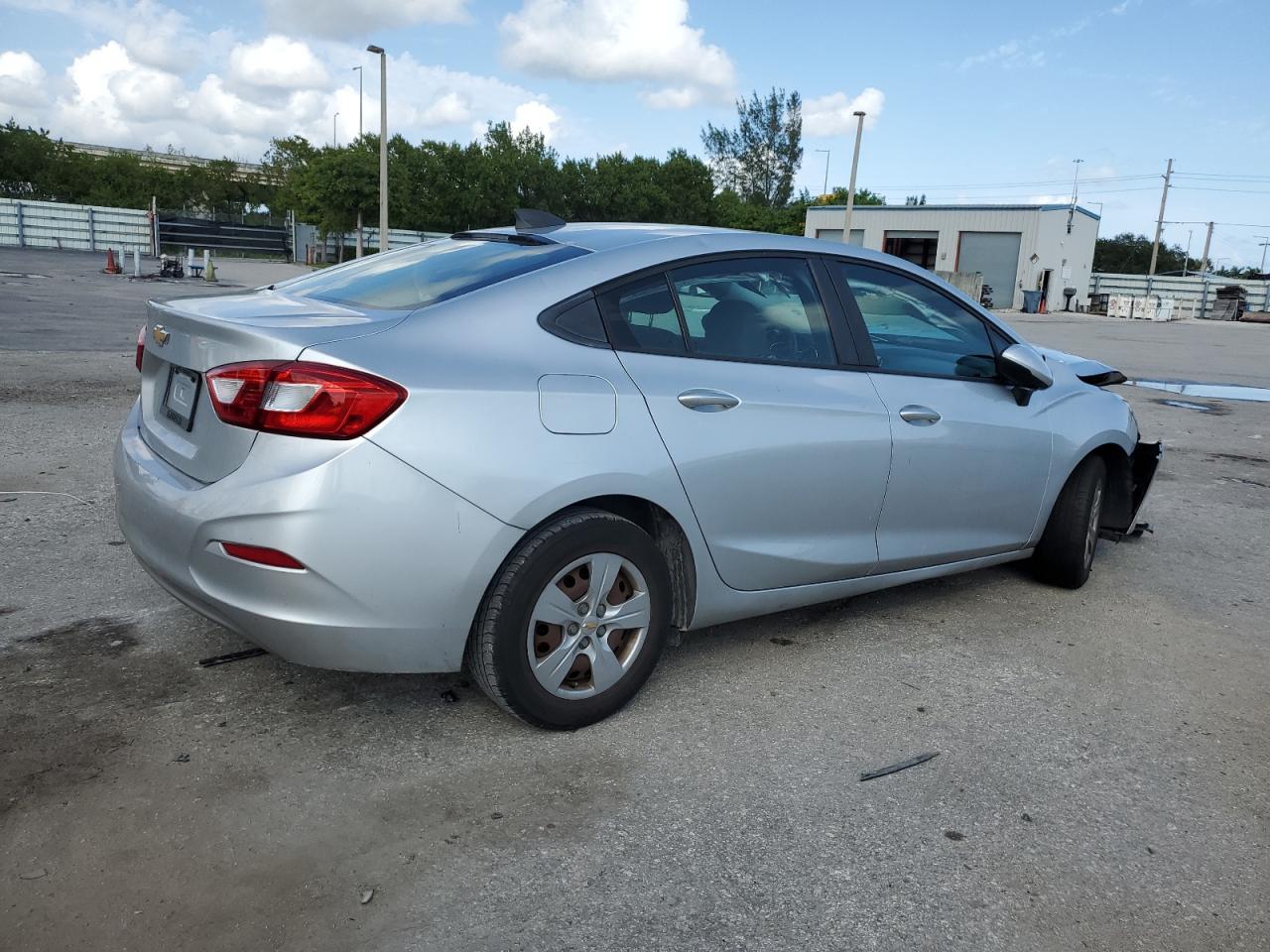 2018 Chevrolet Cruze - Image 3